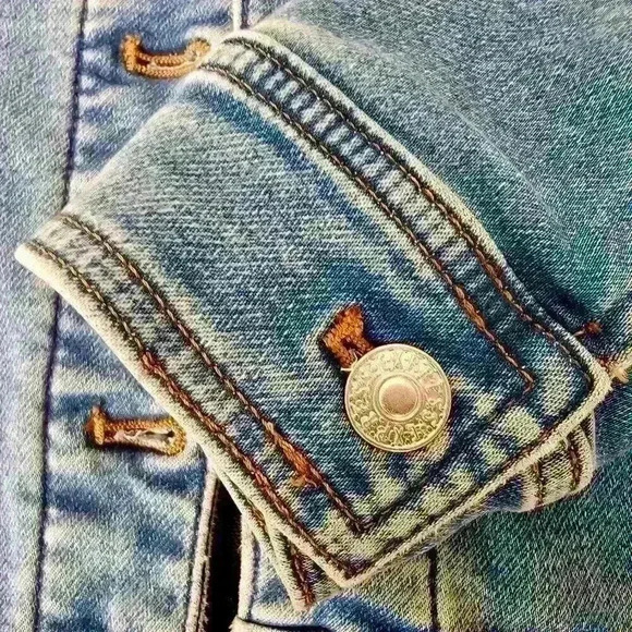 ✨Like New✨ Express Women's Light Wash Denim Trucker Jacket, Blue, Size XS - Picture 8 of 8